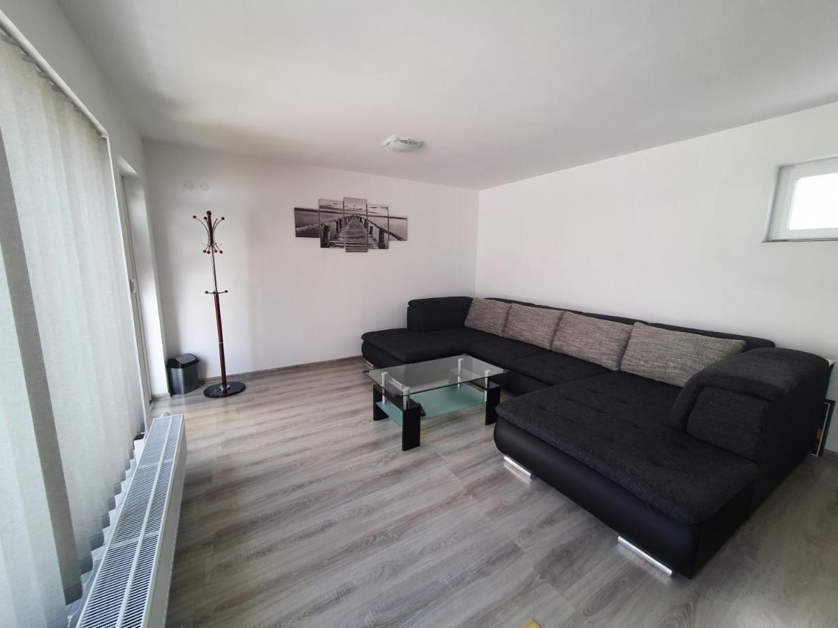 Apartmanovy Dom Stela Bešeňová Exteriör bild