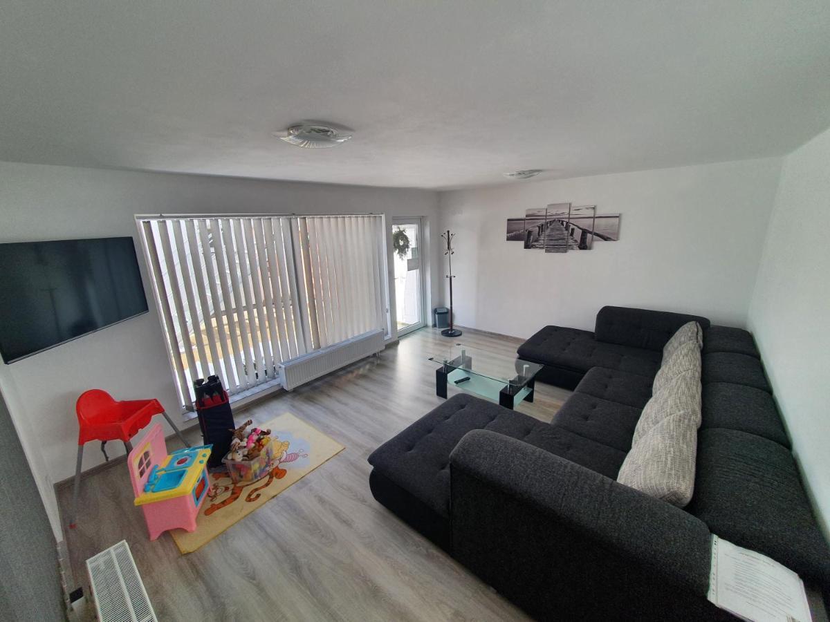 Apartmanovy Dom Stela Bešeňová Exteriör bild