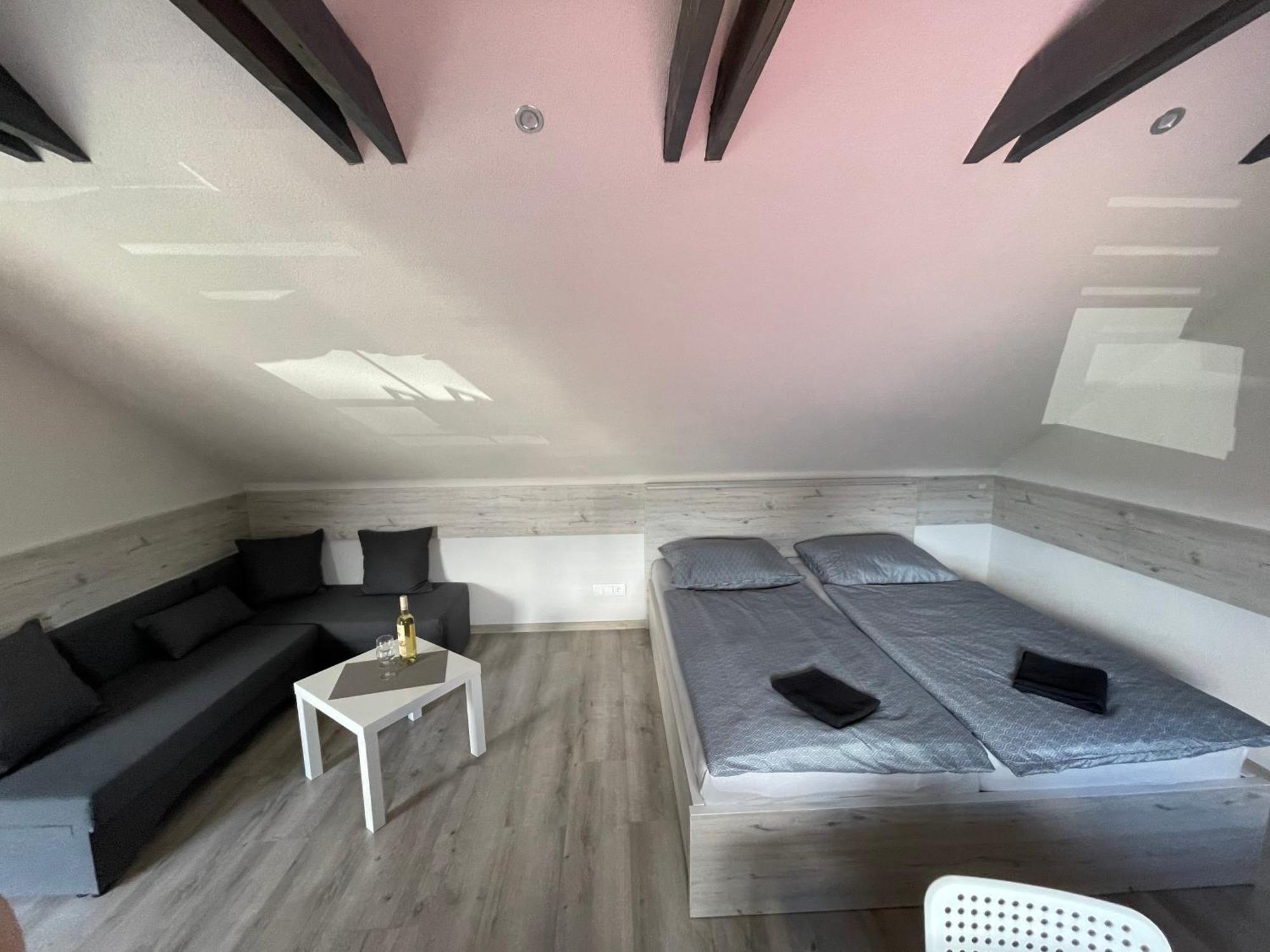 Apartmanovy Dom Stela Bešeňová Exteriör bild