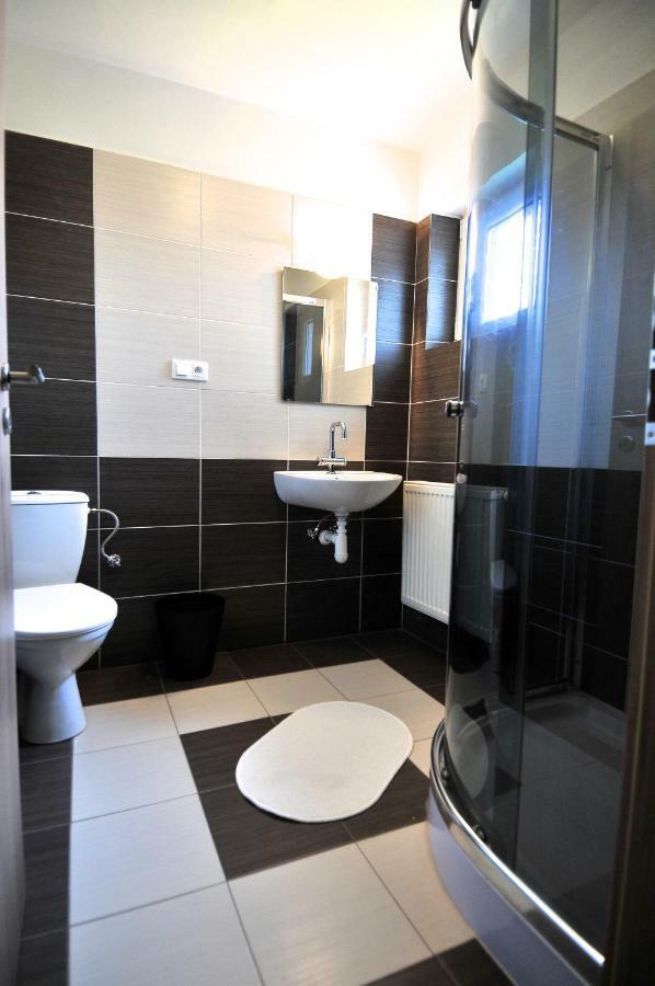 Apartmanovy Dom Stela Bešeňová Exteriör bild