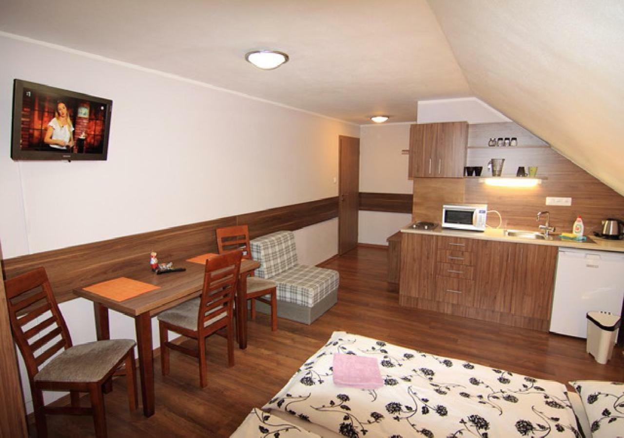 Apartmanovy Dom Stela Bešeňová Exteriör bild